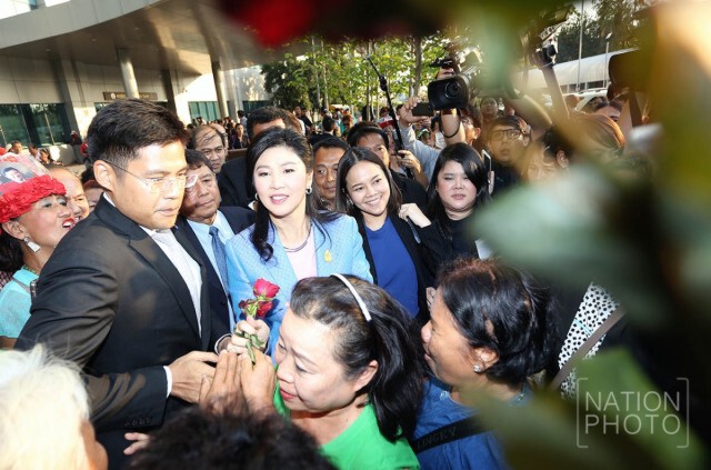 มวลชนให้กำลังใจแน่น  "ยิ่งลักษณ์" ขึ้นศาลสู้คดีจำนำข้าวนัด 2