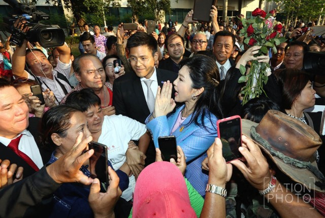 มวลชนให้กำลังใจแน่น  "ยิ่งลักษณ์" ขึ้นศาลสู้คดีจำนำข้าวนัด 2