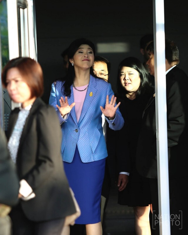 มวลชนให้กำลังใจแน่น  "ยิ่งลักษณ์" ขึ้นศาลสู้คดีจำนำข้าวนัด 2