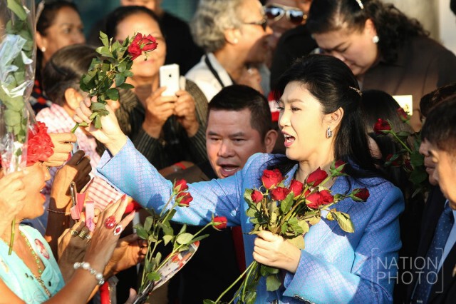 มวลชนให้กำลังใจแน่น  "ยิ่งลักษณ์" ขึ้นศาลสู้คดีจำนำข้าวนัด 2