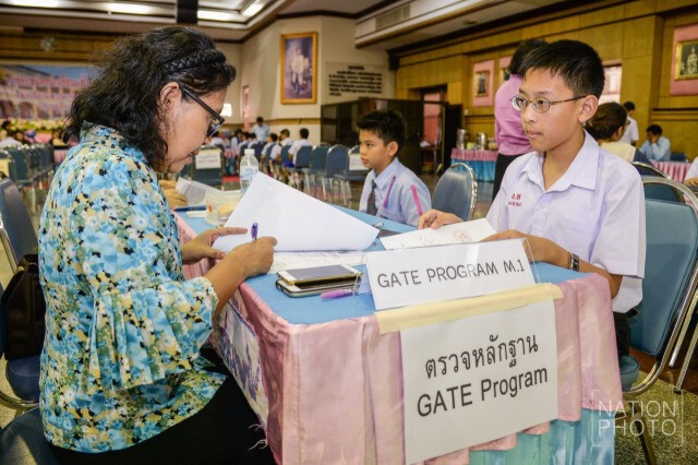 วันแรกของการเปิดรับสมัครชั้นม.1 ของโรงเรียนดัง