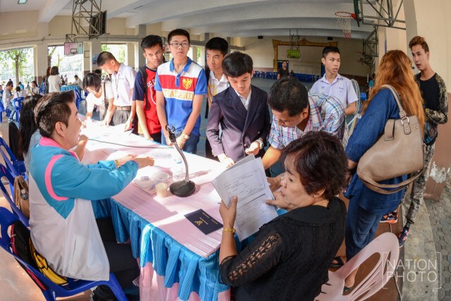 วันแรกของการเปิดรับสมัครชั้นม.1 ของโรงเรียนดัง