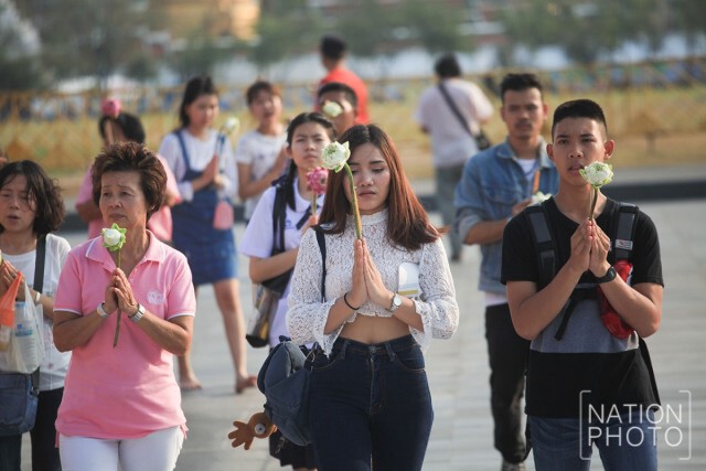 ภาพชุด พุทธศาสนิกชน เวียนเทียน ณ มณฑลพิธีท้องสนามหลวง ในวันมาฆบูชา