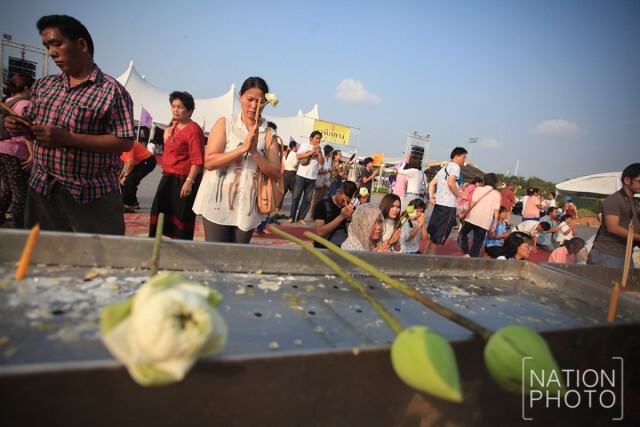 ภาพชุด พุทธศาสนิกชน เวียนเทียน ณ มณฑลพิธีท้องสนามหลวง ในวันมาฆบูชา