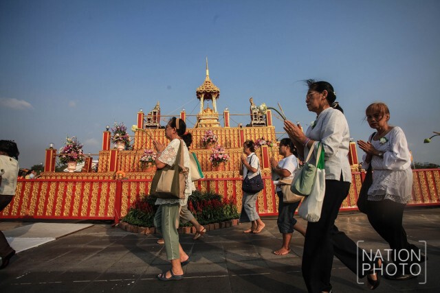 ภาพชุด พุทธศาสนิกชน เวียนเทียน ณ มณฑลพิธีท้องสนามหลวง ในวันมาฆบูชา