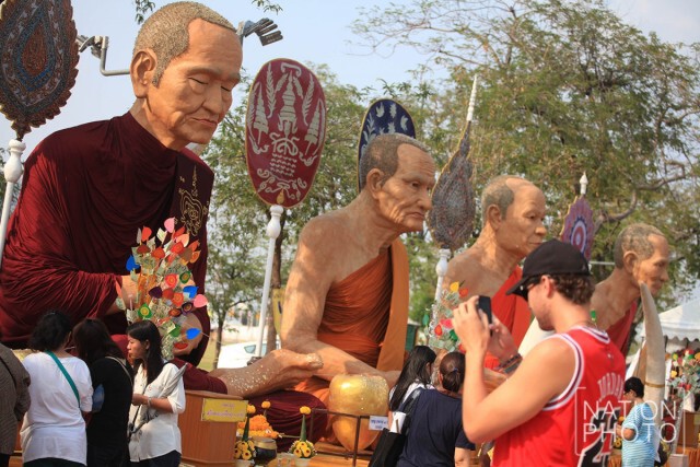 ภาพชุด พุทธศาสนิกชน เวียนเทียน ณ มณฑลพิธีท้องสนามหลวง ในวันมาฆบูชา