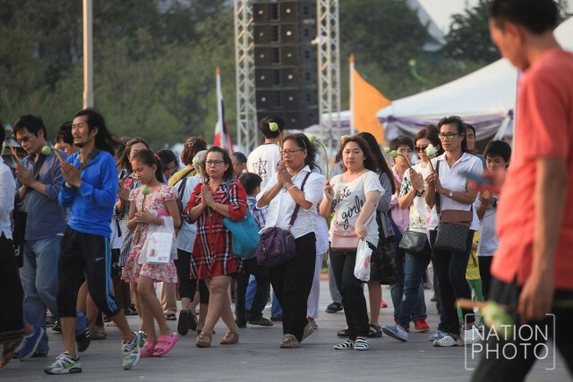 ภาพชุด พุทธศาสนิกชน เวียนเทียน ณ มณฑลพิธีท้องสนามหลวง ในวันมาฆบูชา