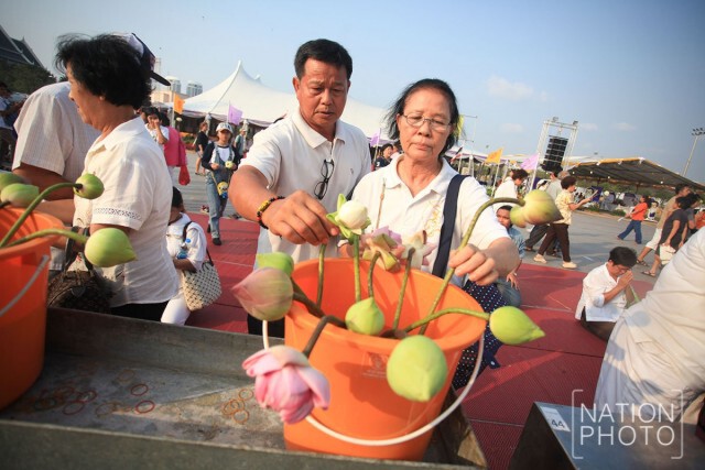 ภาพชุด พุทธศาสนิกชน เวียนเทียน ณ มณฑลพิธีท้องสนามหลวง ในวันมาฆบูชา