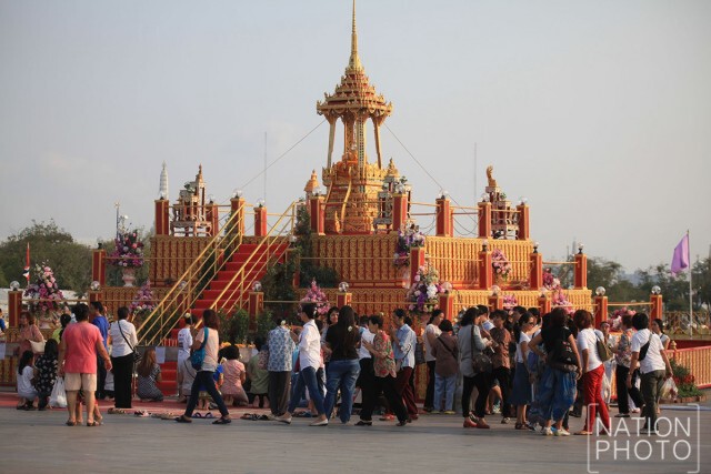 ภาพชุด พุทธศาสนิกชน เวียนเทียน ณ มณฑลพิธีท้องสนามหลวง ในวันมาฆบูชา