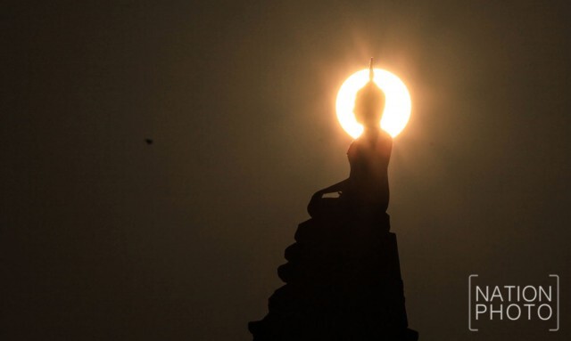 ภาพชุด พุทธศาสนิกชน เวียนเทียน ณ มณฑลพิธีท้องสนามหลวง ในวันมาฆบูชา
