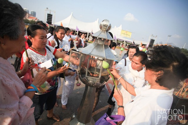 ภาพชุด พุทธศาสนิกชน เวียนเทียน ณ มณฑลพิธีท้องสนามหลวง ในวันมาฆบูชา