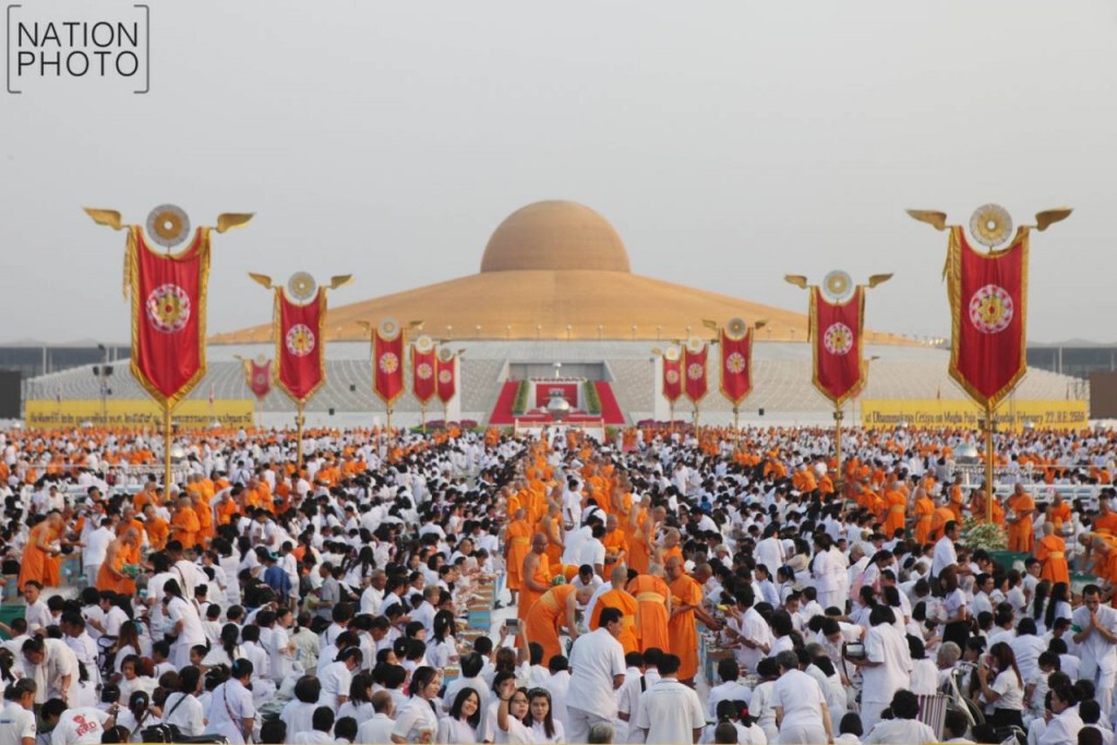 องค์กรพุทธทั่วโลก ร่วมตักบาตรพระกว่า 2,000 รูป ที่วัดธรรมกาย