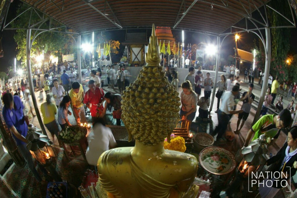 วัดกิ่งแก้วคึกคัก พุทธศาสนิกชนทำบุญ-เวียนเทียน เสริมสิริมงคล