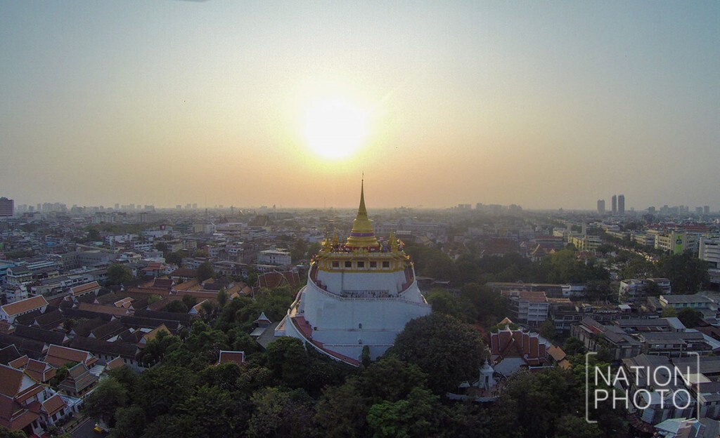 ภาพชุดสุดอลัง มุมสูงภูเขาทอง ก่อนเวียนเทียน ในค่ำคืน "มาฆบูชา"