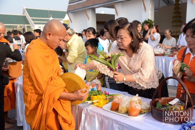 กทม.นำพุทธศาสนิกชน ทำบุญตักบาตรในวันมาฆบูชา เพื่อเป็นพระราชกุศลแด่ในหลวง-พระราชินี