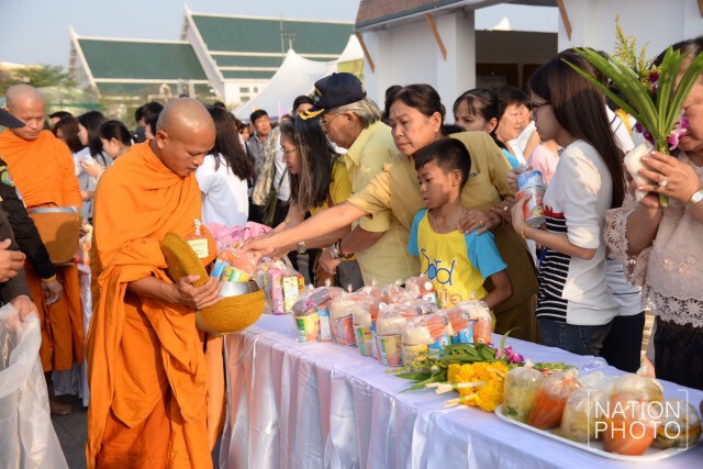 กทม.นำพุทธศาสนิกชน ทำบุญตักบาตรในวันมาฆบูชา เพื่อเป็นพระราชกุศลแด่ในหลวง-พระราชินี
