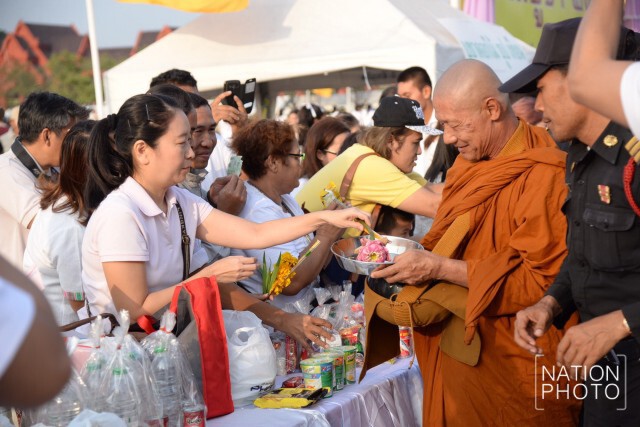 กทม.นำพุทธศาสนิกชน ทำบุญตักบาตรในวันมาฆบูชา เพื่อเป็นพระราชกุศลแด่ในหลวง-พระราชินี