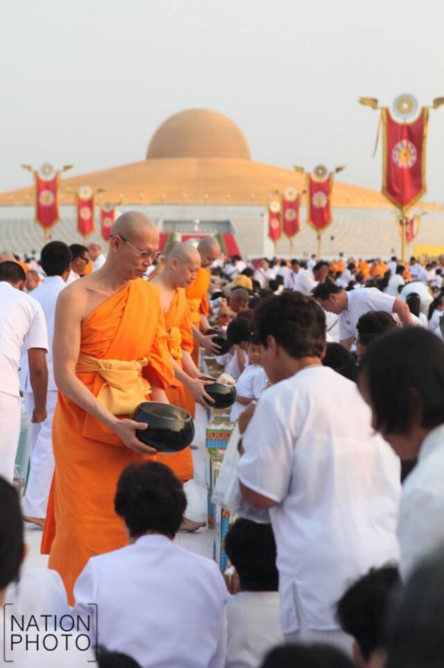 องค์กรพุทธทั่วโลก ร่วมตักบาตรพระกว่า 2,000 รูป ที่วัดธรรมกาย