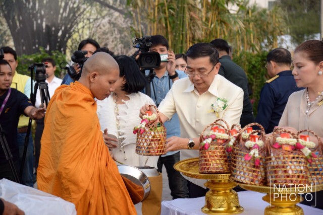 กทม.นำพุทธศาสนิกชน ทำบุญตักบาตรในวันมาฆบูชา เพื่อเป็นพระราชกุศลแด่ในหลวง-พระราชินี