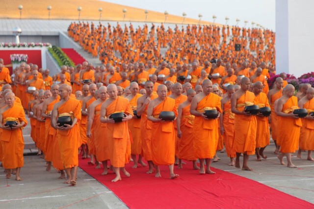 องค์กรพุทธทั่วโลก ร่วมตักบาตรพระกว่า 2,000 รูป ที่วัดธรรมกาย