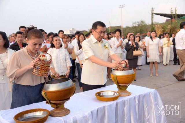 กทม.นำพุทธศาสนิกชน ทำบุญตักบาตรในวันมาฆบูชา เพื่อเป็นพระราชกุศลแด่ในหลวง-พระราชินี