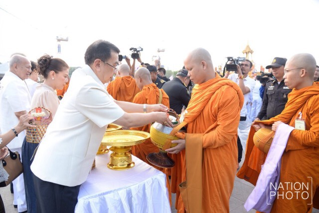 กทม.นำพุทธศาสนิกชน ทำบุญตักบาตรในวันมาฆบูชา เพื่อเป็นพระราชกุศลแด่ในหลวง-พระราชินี