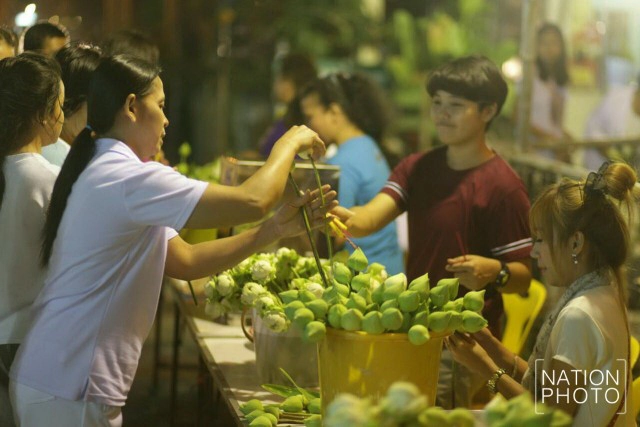 วัดกิ่งแก้วคึกคัก พุทธศาสนิกชนทำบุญ-เวียนเทียน เสริมสิริมงคล