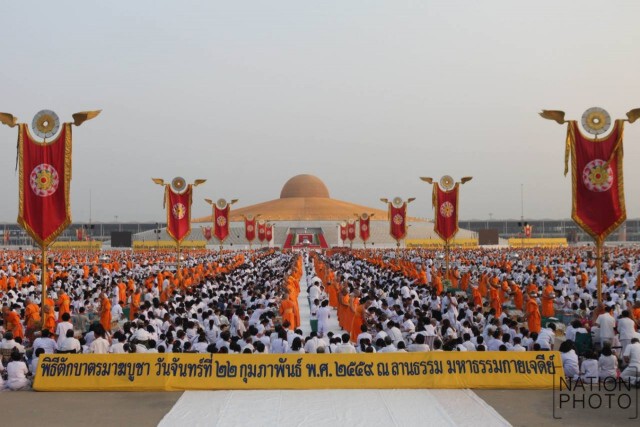 องค์กรพุทธทั่วโลก ร่วมตักบาตรพระกว่า 2,000 รูป ที่วัดธรรมกาย