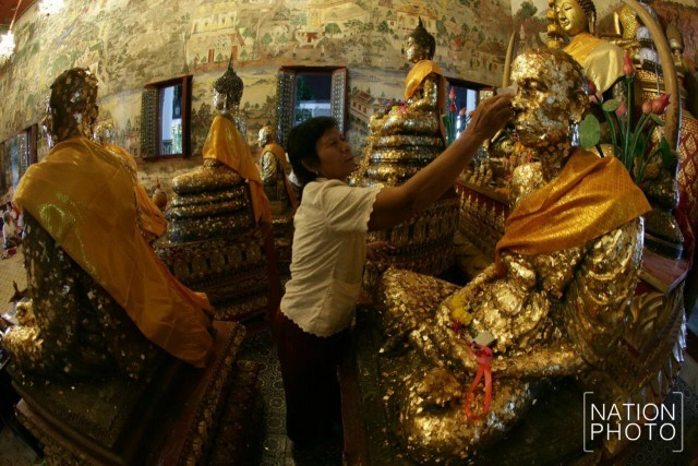 วัดกิ่งแก้วคึกคัก พุทธศาสนิกชนทำบุญ-เวียนเทียน เสริมสิริมงคล