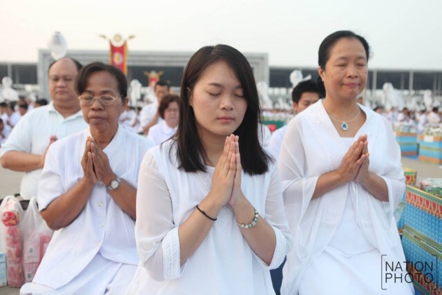 องค์กรพุทธทั่วโลก ร่วมตักบาตรพระกว่า 2,000 รูป ที่วัดธรรมกาย