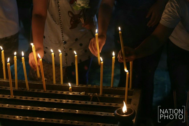 วัดกิ่งแก้วคึกคัก พุทธศาสนิกชนทำบุญ-เวียนเทียน เสริมสิริมงคล