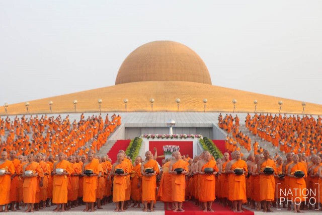 องค์กรพุทธทั่วโลก ร่วมตักบาตรพระกว่า 2,000 รูป ที่วัดธรรมกาย