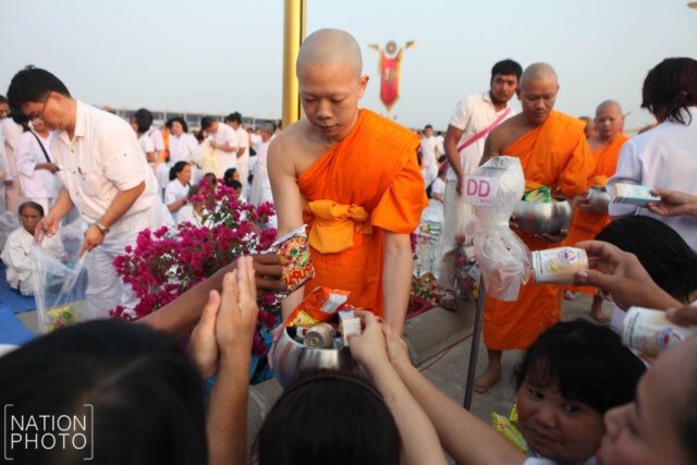 องค์กรพุทธทั่วโลก ร่วมตักบาตรพระกว่า 2,000 รูป ที่วัดธรรมกาย