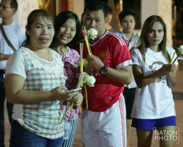 วัดกิ่งแก้วคึกคัก พุทธศาสนิกชนทำบุญ-เวียนเทียน เสริมสิริมงคล