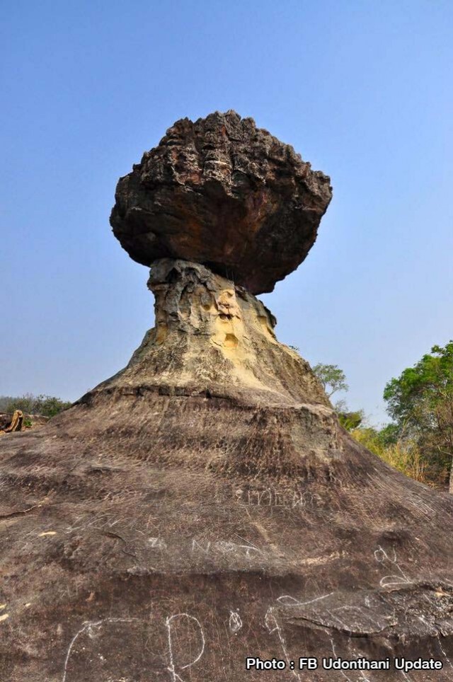 ผุดอีก ! ภาพรอยขีดเขียนบนแผ่นหิน แม้มีป้ายห้าม