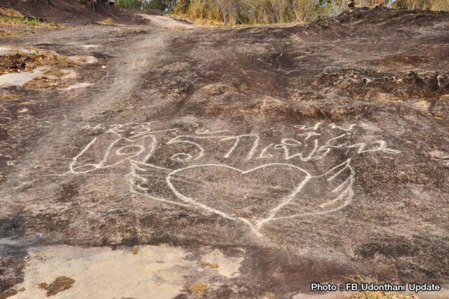 ผุดอีก ! ภาพรอยขีดเขียนบนแผ่นหิน แม้มีป้ายห้าม