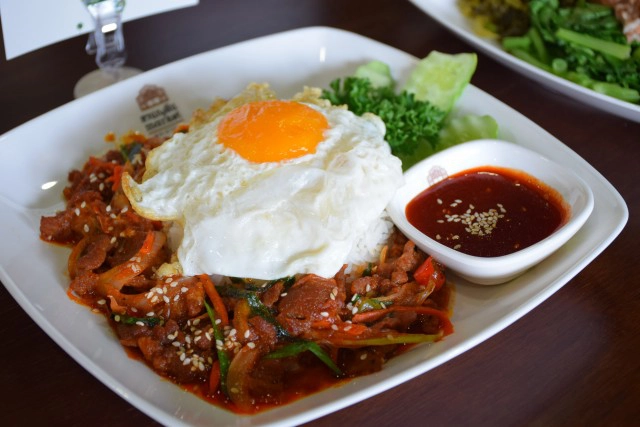 สวนเพลินมาร์เก็ต  Community Mall และ ศูนย์อาหาร ถนนพระรามสี่