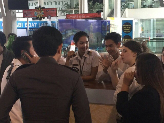 เจอตัวแล้ว! นักท่องเที่ยวอังกฤษ นั่งเล่นเฟสบุ๊คที่ร้านกาแฟ