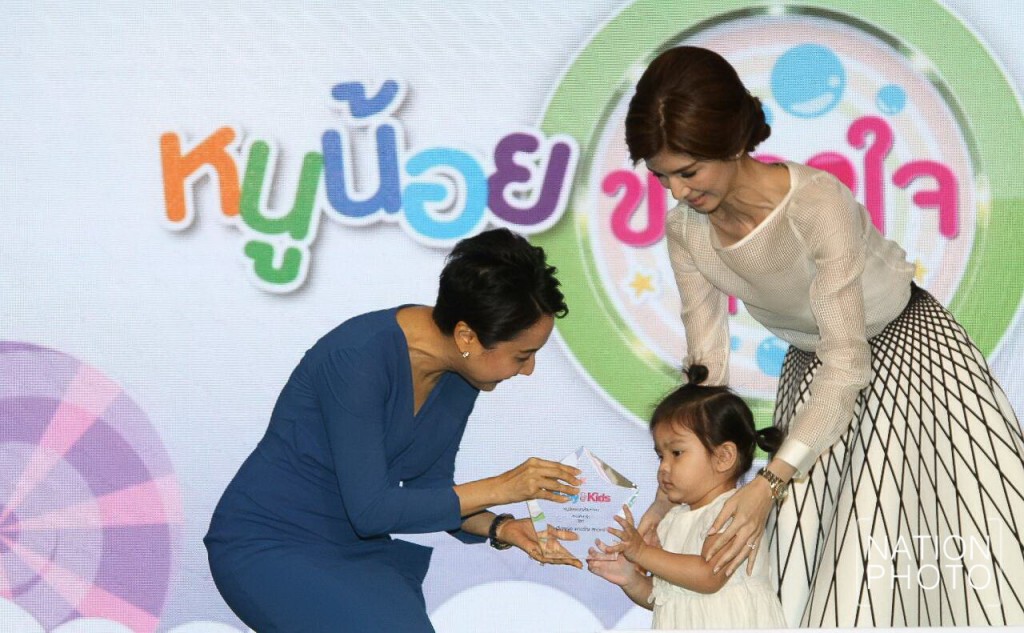 สุดปลื้ม! น้องมะลิ รับรางวัล"หนูน้อยขวัญใจมหาชน" สุดปลื้ม! น้องมะลิ รับรางวัล"หนูน้อยขวัญใจมหาชน"