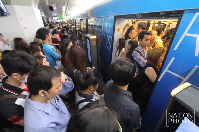 ภาพชุด สถานีสยาม คนแน่นขนัด หลัง BTS ขัดข้อง