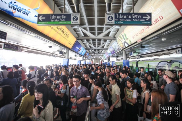 ถล่มแหลกบีทีเอส"ขัดข้อง" บ่อยครั้ง ชาวโซเชียลจี้รับผิดชอบต่อผู้โดยสาร