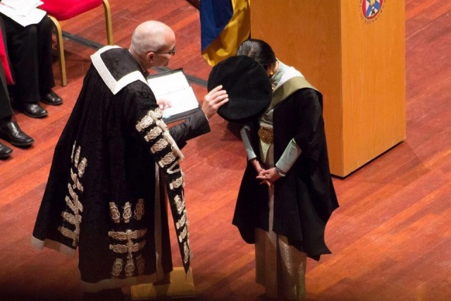 แห่แชร์ภาพประทับใจ
พญ.สวมชุดไทย รับปริญญาที่อังกฤษ