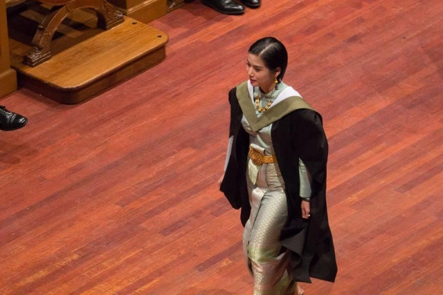 แห่แชร์ภาพประทับใจ
พญ.สวมชุดไทย รับปริญญาที่อังกฤษ