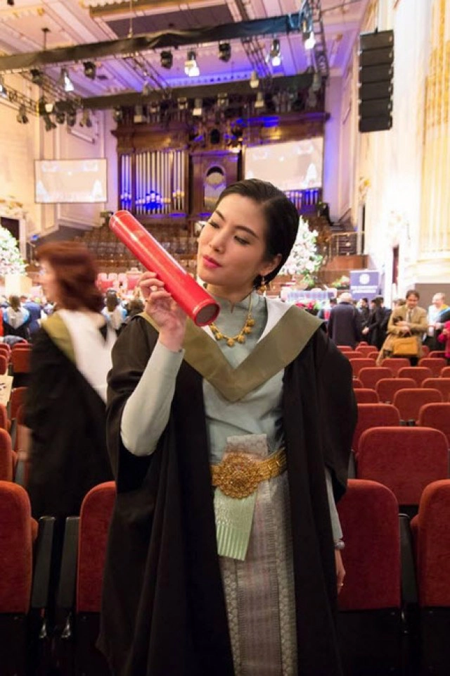 แห่แชร์ภาพประทับใจ
พญ.สวมชุดไทย รับปริญญาที่อังกฤษ