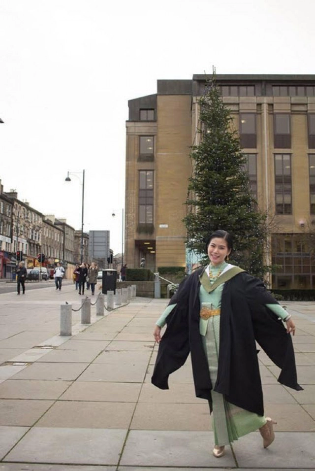 แห่แชร์ภาพประทับใจ
พญ.สวมชุดไทย รับปริญญาที่อังกฤษ