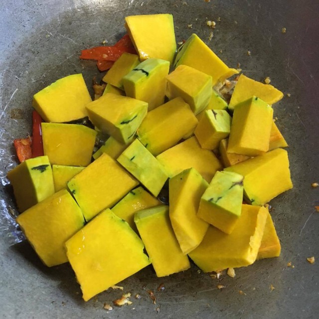 Cooking is Fun :  ฟักทองผัดพริกโหระพากุ้ง