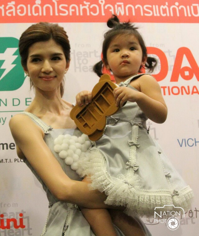 "น่ารัก" โบว์แวนด้า พาน้องมะลิ เดินแฟชั่น