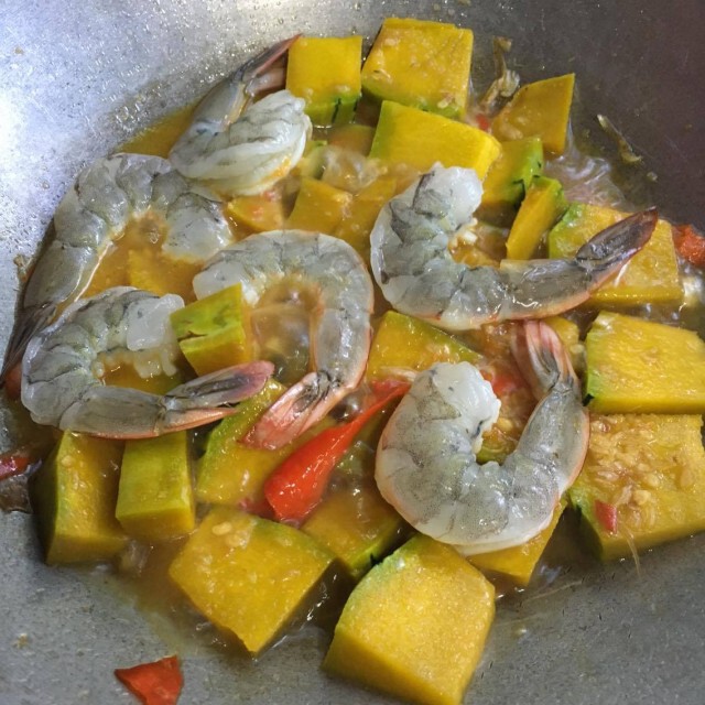 Cooking is Fun :  ฟักทองผัดพริกโหระพากุ้ง
