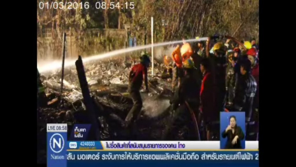 หนุ่มใหญ่ จุดเทียนให้แสงเกิดเพลิงไหม้ดับ ไฟลาม 3 หลัง หนุ่มใหญ่ จุดเทียนให้แสงเกิดเพลิงไหม้ดับ ไฟลาม 3 หลัง