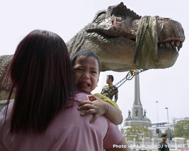 แห่เซลฟี่ "ไดโนเสาร์" บุกกลางกรุง